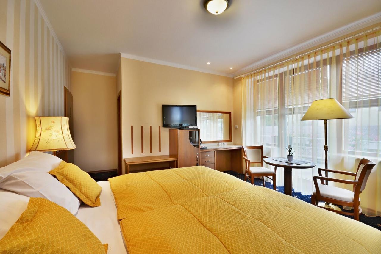 Hotel Villa Conti Pisek  Exterior photo